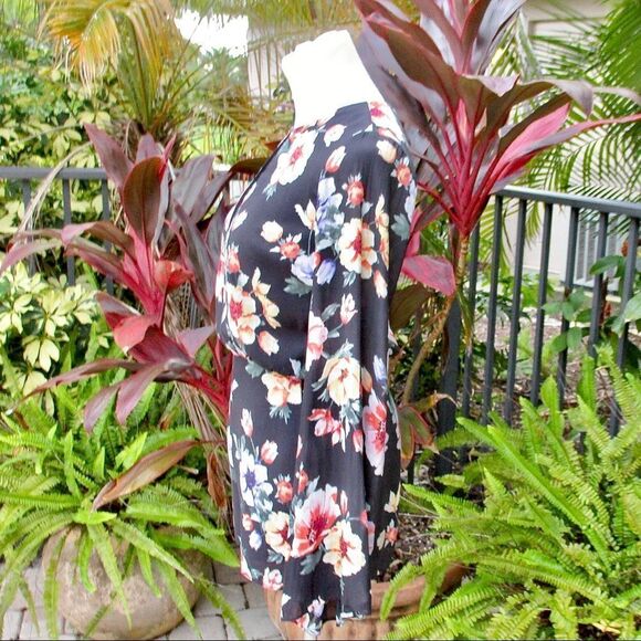 🍍3/$15🍍 Forever 21 Floral Long Sleeve Romper - Picture 4 of 8